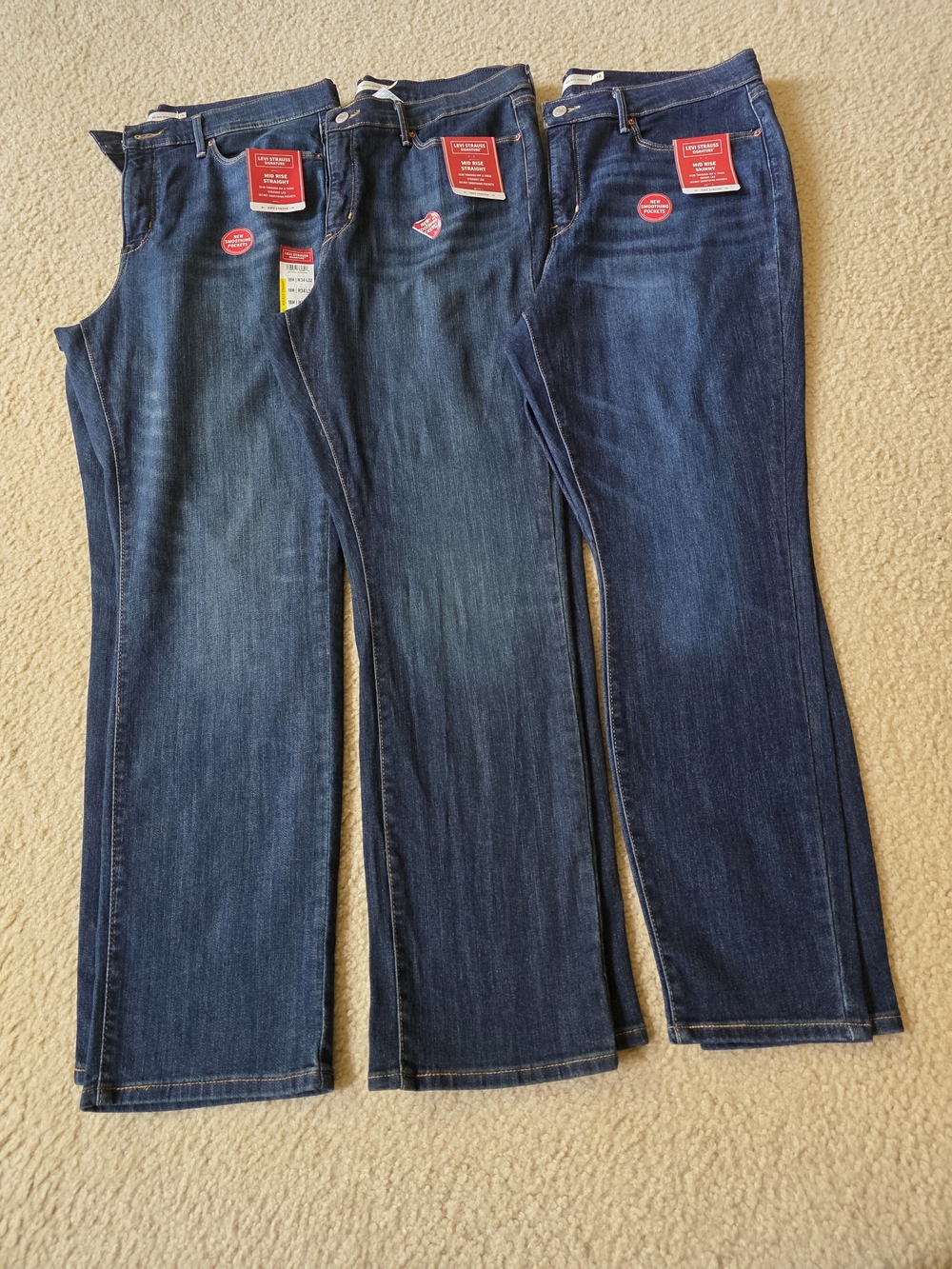 NWT's Signature by Levi Strauss Women’s Straight & Mid Rise - Dark Blue Size 18